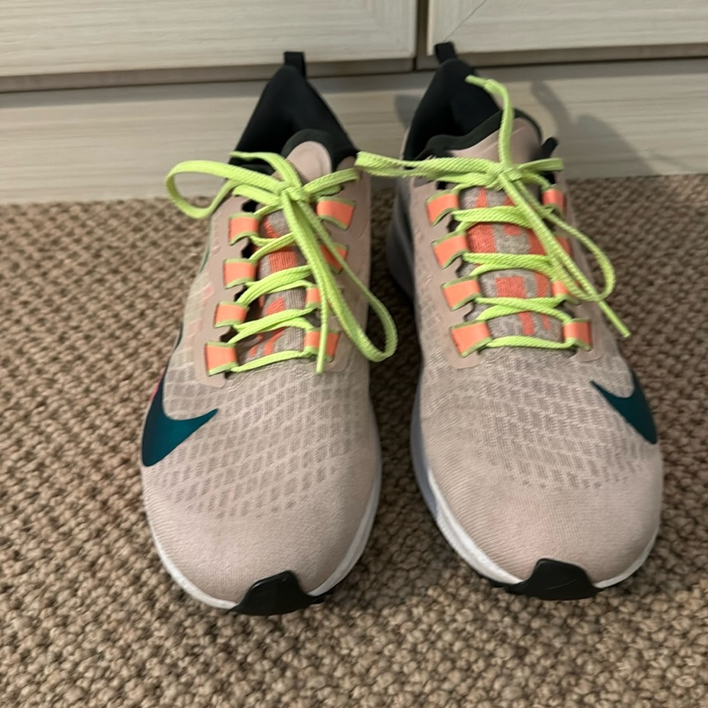 Women’s Nike Zoom Pegasus Size 9